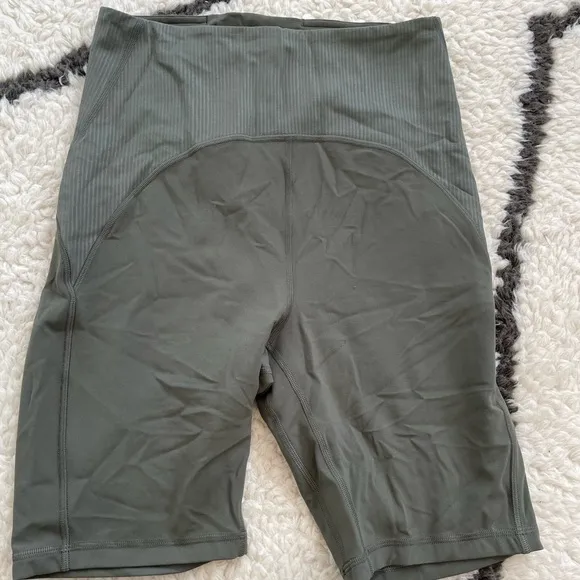 Lululemon Blissful Bend SHR Bike Short 8” Women Sz 8  High Waist ARMY Green
