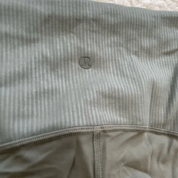 Lululemon Blissful Bend SHR Bike Short 8” Women Sz 8  High Waist ARMY Green