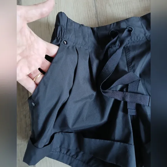 NWOT Lululemon Spring Break Away shorts in black. Size 4