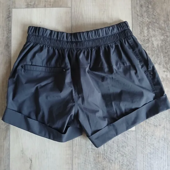 NWOT Lululemon Spring Break Away shorts in black. Size 4