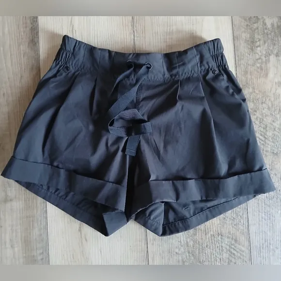 NWOT Lululemon Spring Break Away shorts in black. Size 4