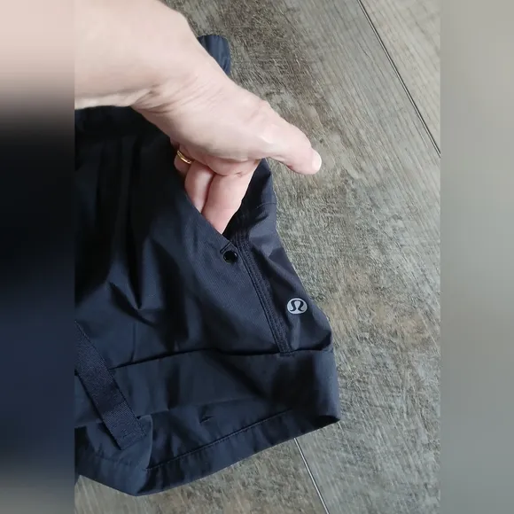 NWOT Lululemon Spring Break Away shorts in black. Size 4