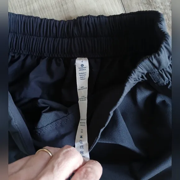 NWOT Lululemon Spring Break Away shorts in black. Size 4
