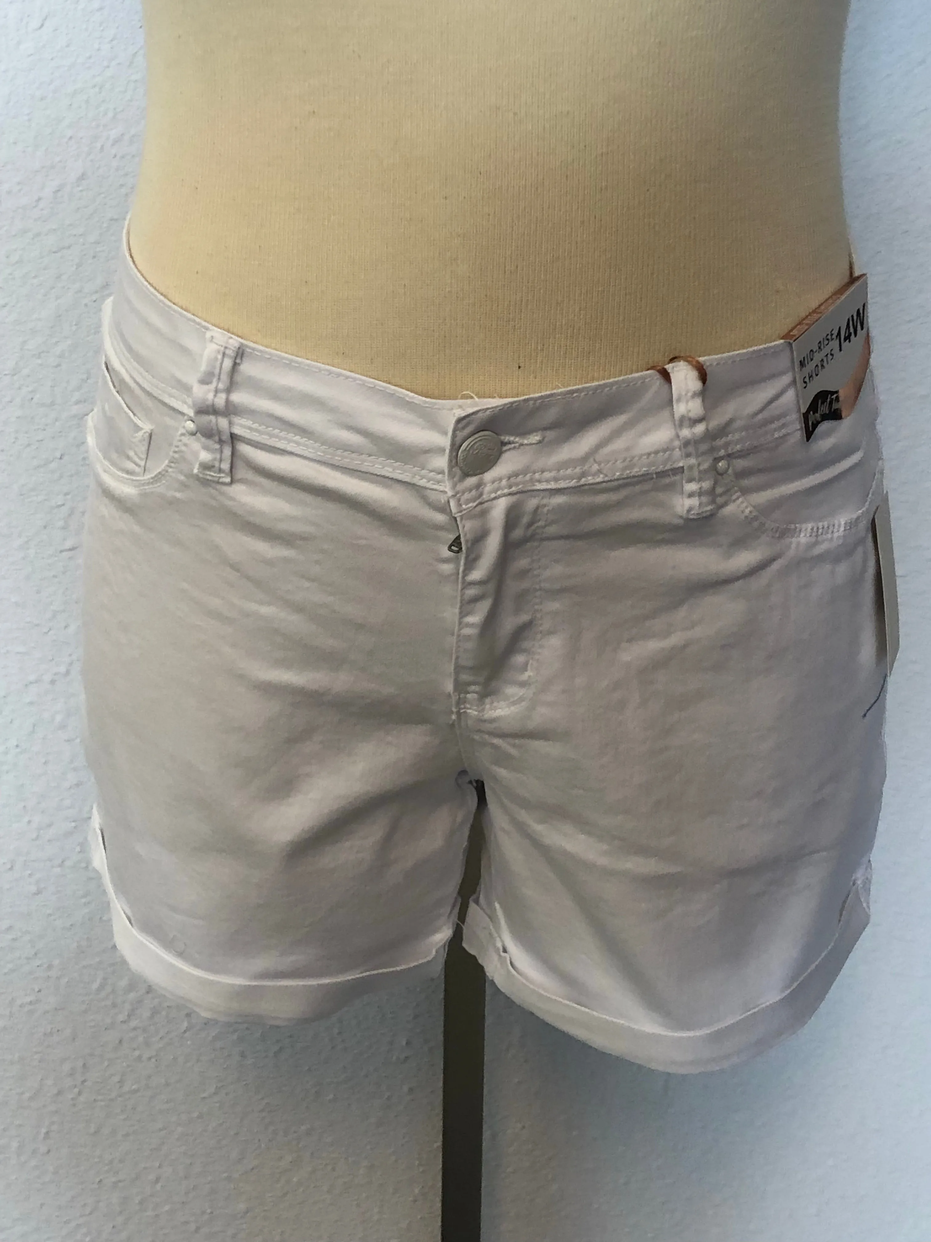 PLUS MID-RISE CUFFED SHORTS