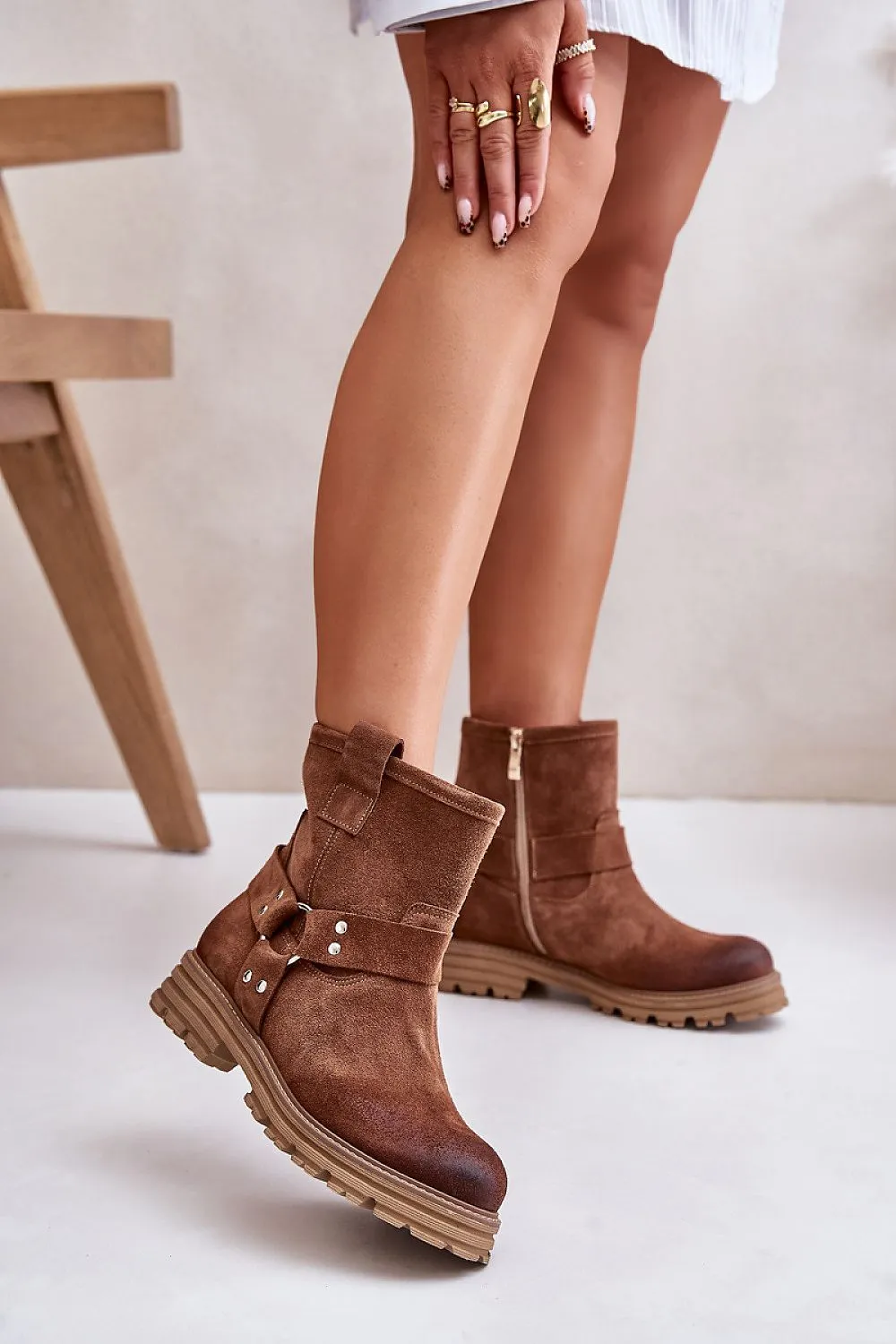 Rounded toe caps natural suede boots