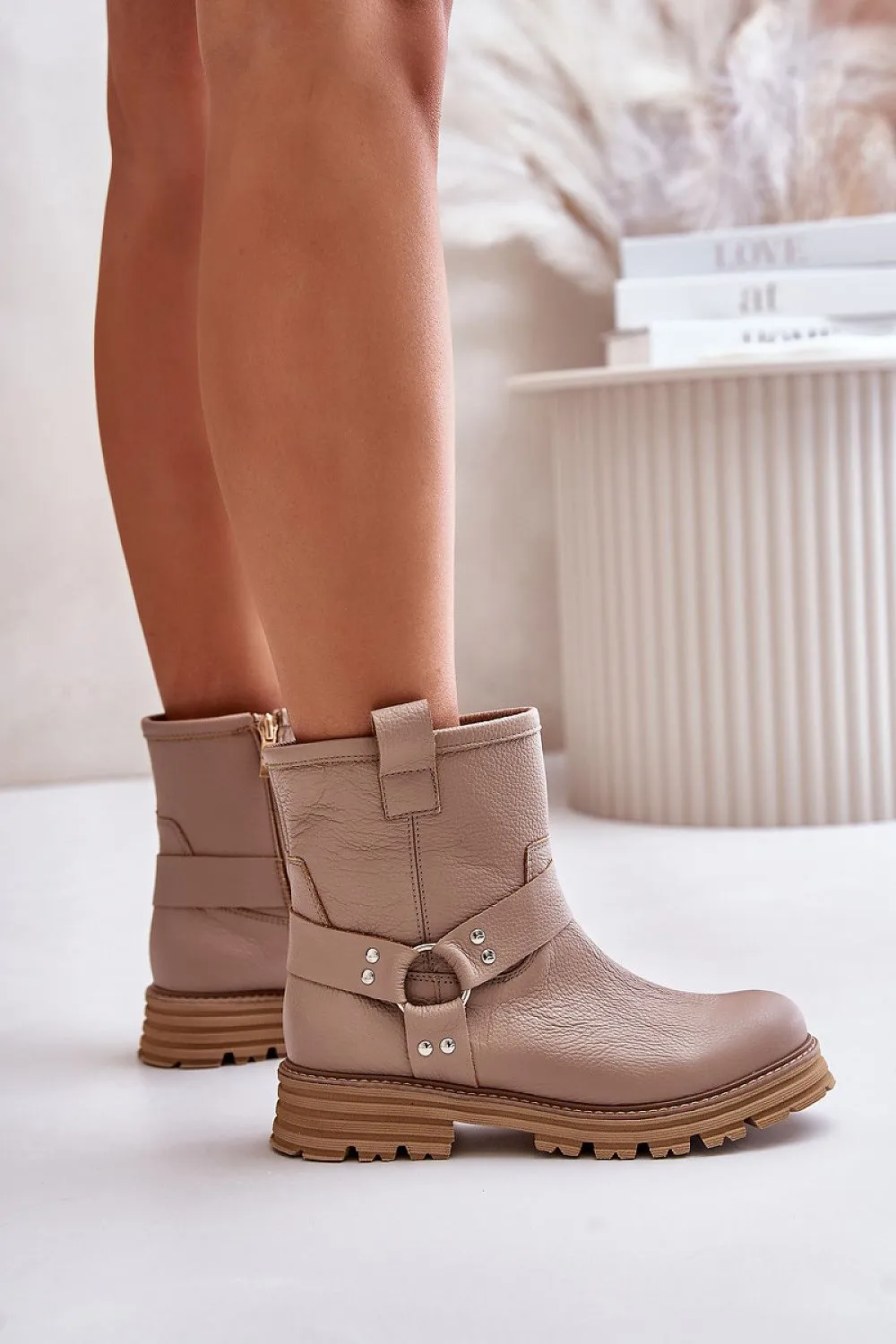 Rounded toe caps natural suede boots